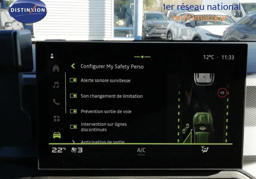 Écran tactile intérieur du Dacia Duster 2026 gris schiste métal, affichant les réglages d’aide à la conduite.