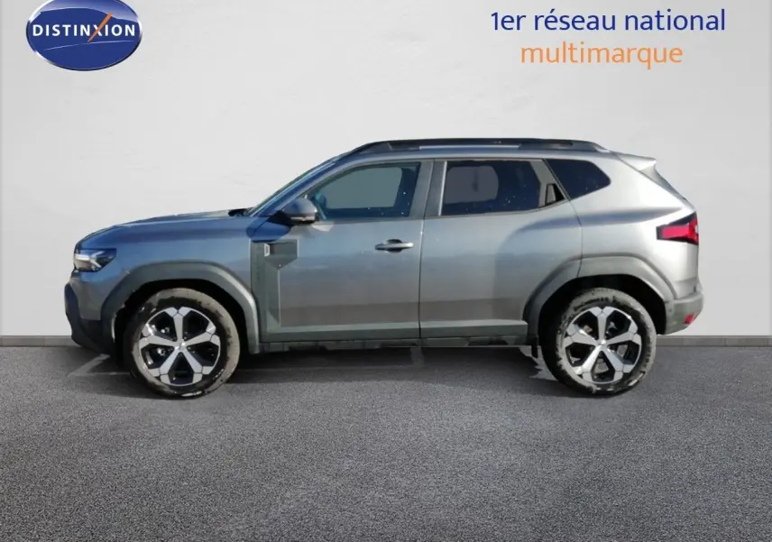 Profil droit du Dacia Duster TCE MHEV 140ch Journey 2026 en gris schiste métal avec jantes alliage bicolores.