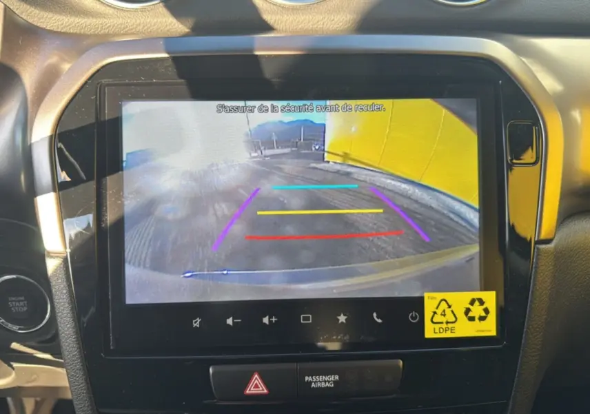 Écran central du Suzuki Vitara 2025 en silky silver montrant la caméra de recul avec lignes de guidage colorées.