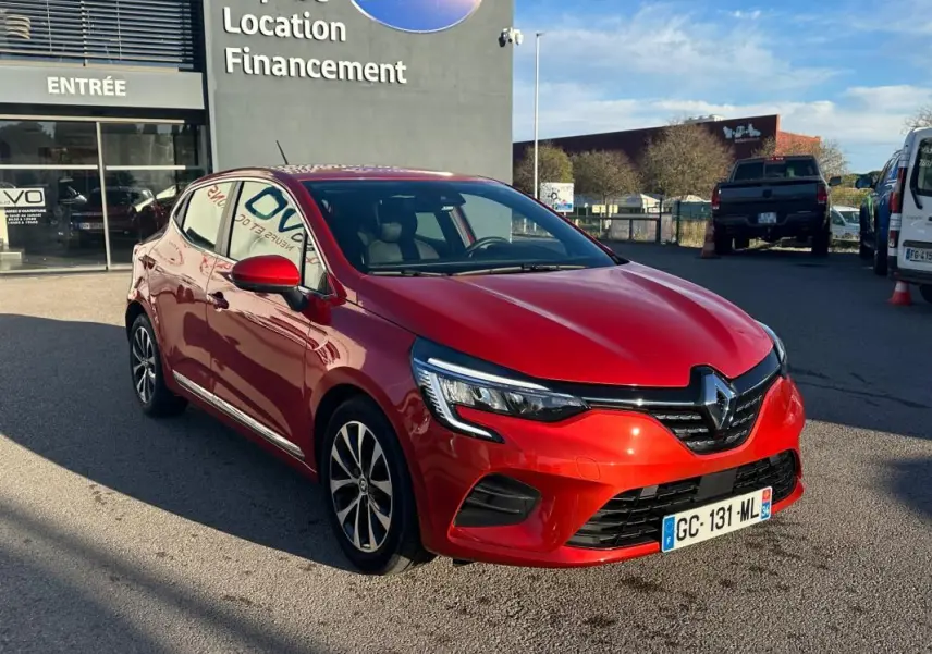 Renault Clio rouge foncé vue 3/4 avant droit, avec jantes alliage 17 pouces et calandre noire brillante.