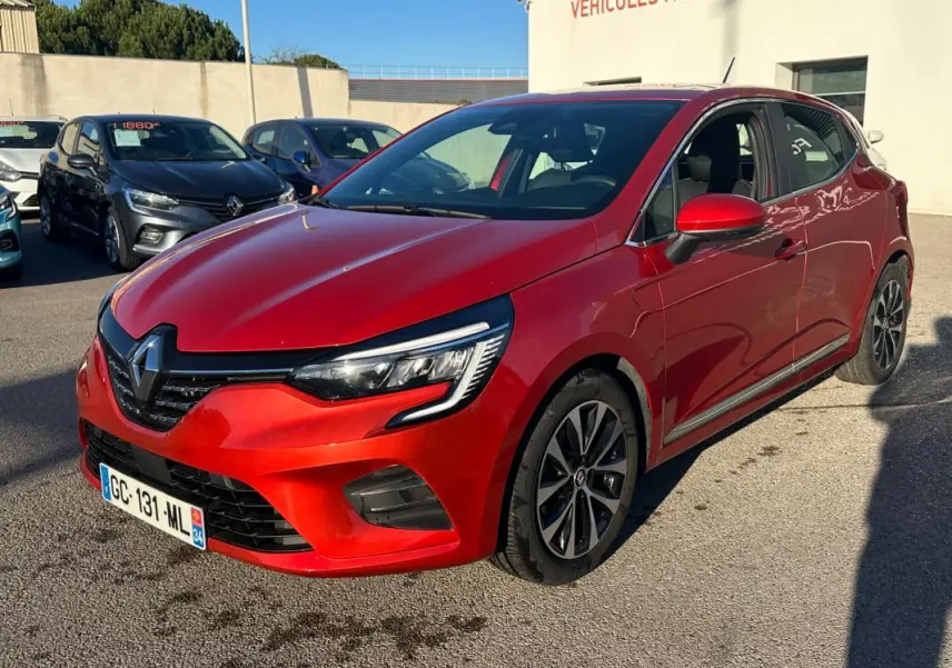 Renault Clio rouge foncé vue 3/4 avant droit, avec jantes alliage 17 pouces et rétroviseurs assortis.