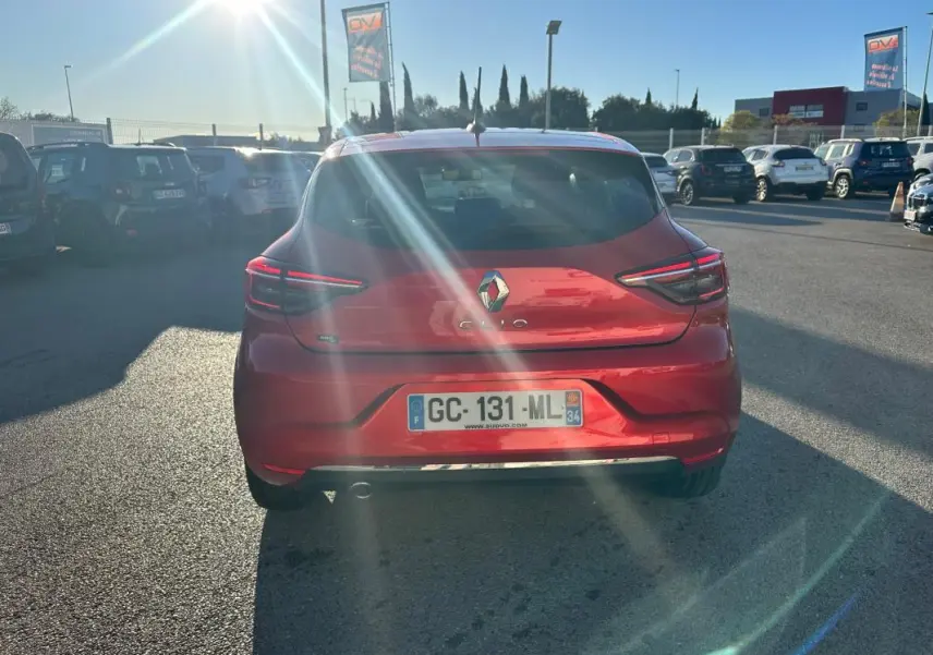 Vue arrière d'une Renault Clio rouge foncé 2021, avec feux LED et plaque d'immatriculation française visible.