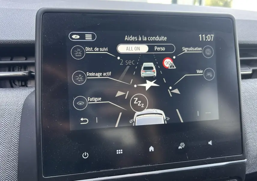 Écran tactile intérieur de la Renault Clio 2025 affichant les aides à la conduite avec interface claire et moderne.