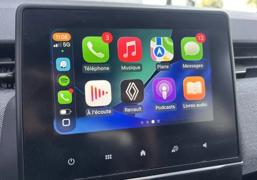 Écran tactile central de la Renault Clio V TCE 90 Techno, affichant l'interface multimédia connectée.