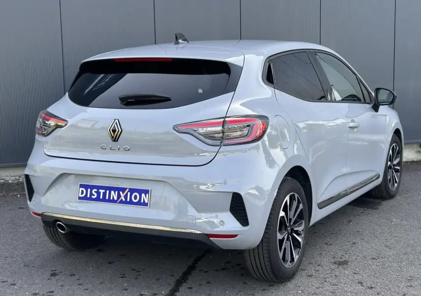 Vue 3/4 arrière droite d'une Renault Clio 2025 Gris Rafale avec feux LED et jantes alliage diamantées.