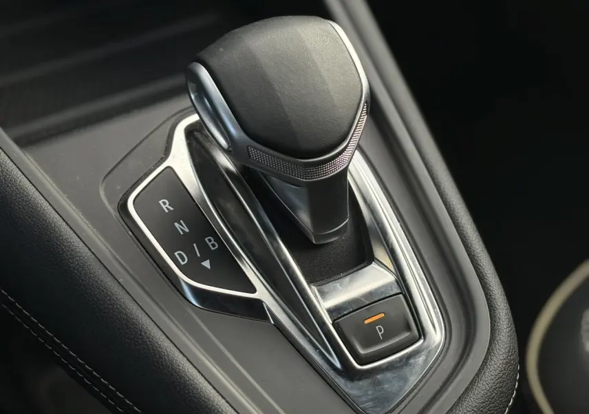 Le levier de vitesses automatique noir et chrome du Renault SYMBIOZ E-Tech Full Hybrid, vue rapprochée intérieure.