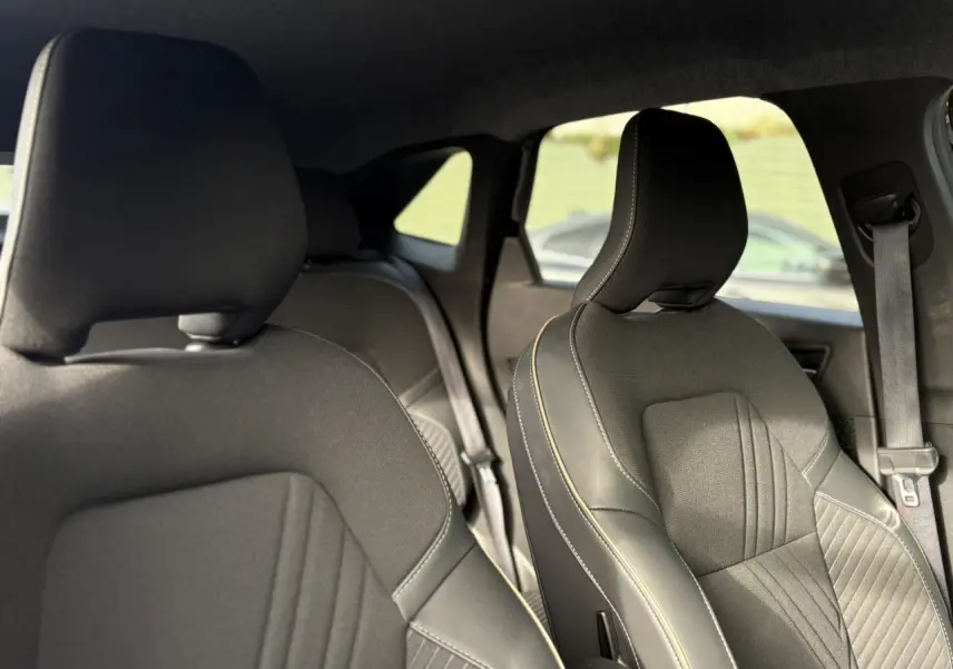 Vue intérieure des sièges avant noirs avec surpiqûres contrastantes du Renault SYMBIOZ E-Tech Full Hybrid 2025.