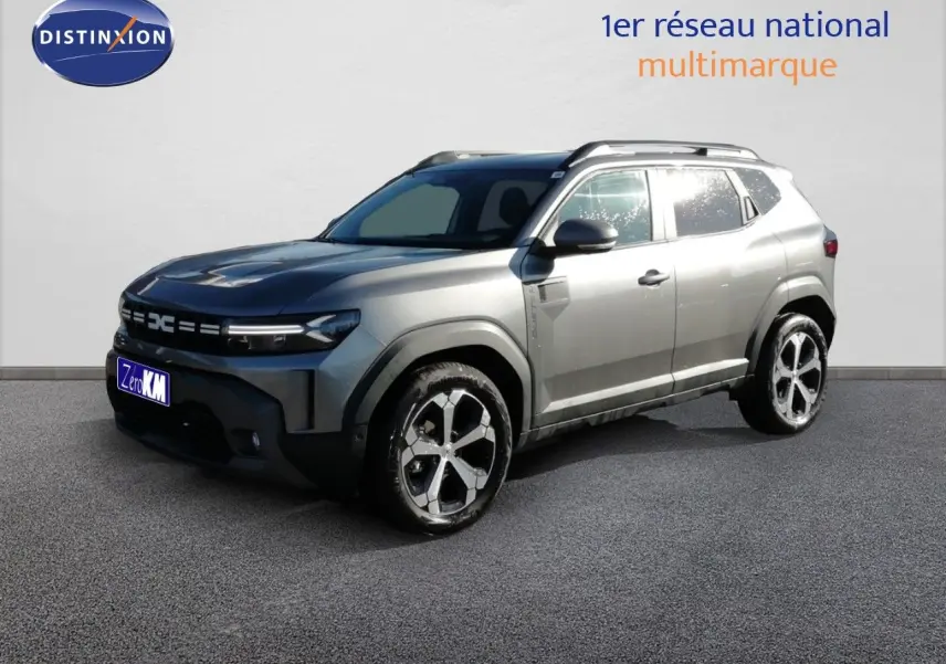 SUV Dacia Duster gris schiste métal en 3/4 avant droit, avec jantes alliage bicolores et barres de toit.