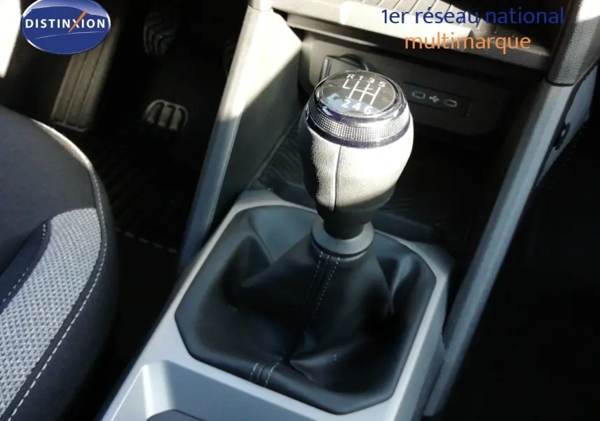 Le levier de vitesse manuel noir du Dacia Duster TCE MHEV 140ch Journey 2026 vu en gros plan intérieur.