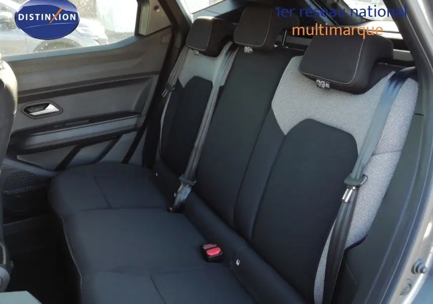 Vue intérieure côté droit montrant la banquette arrière en tissu gris noir du Dacia Duster TCE MHEV 140ch Journey 2026.