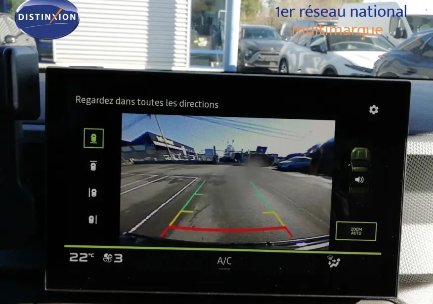 Écran intérieur montrant la caméra de recul du Dacia Duster gris schiste métal, vue arrière avec guidage de trajectoire.