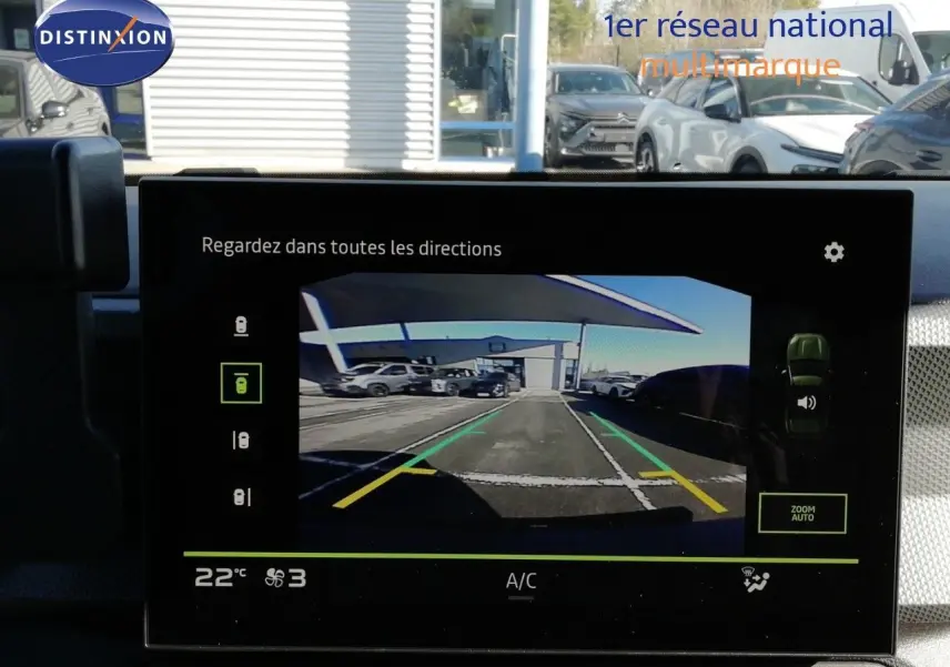 Vue de l'écran de caméra de recul du Dacia Duster gris schiste métal, montrant l'arrière avec lignes de guidage.