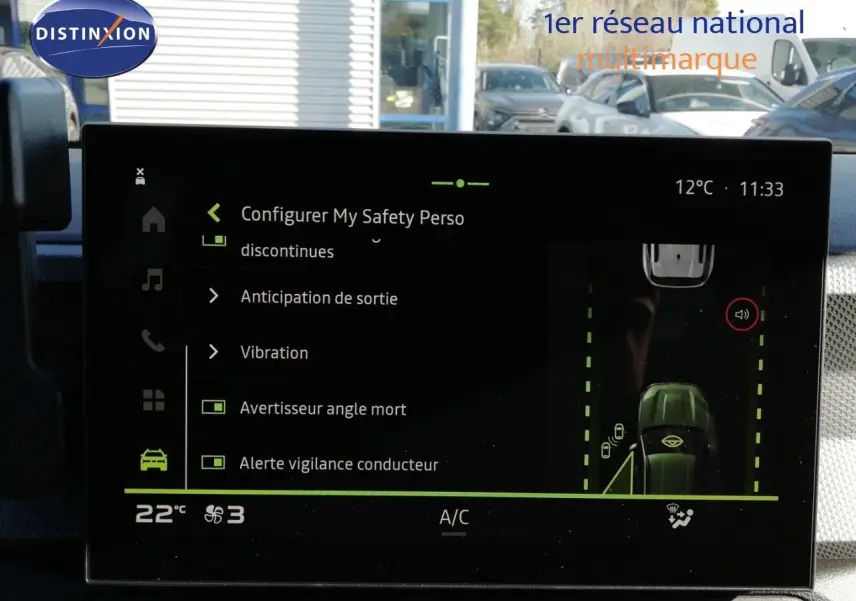 Écran tactile intérieur du Dacia Duster 2026 montrant les options de sécurité avec vue 360° du véhicule gris schiste métal.