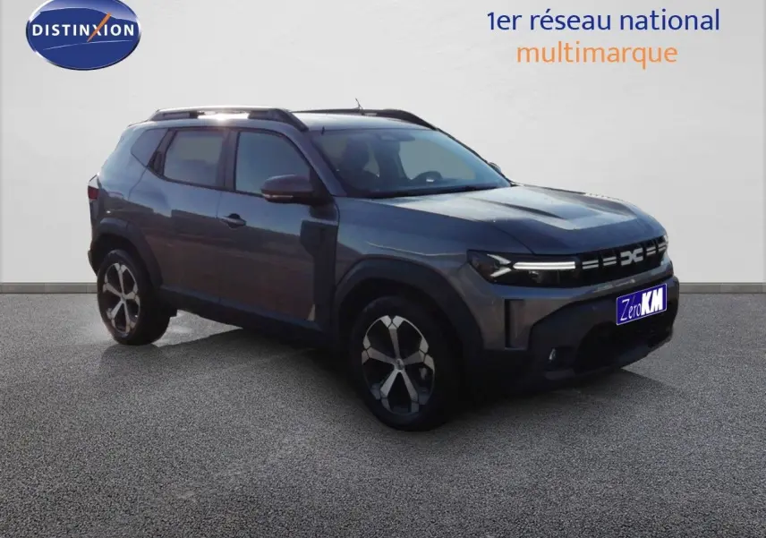 SUV Dacia Duster gris schiste métal en 3/4 avant droit, avec jantes alliage et calandre moderne LED.