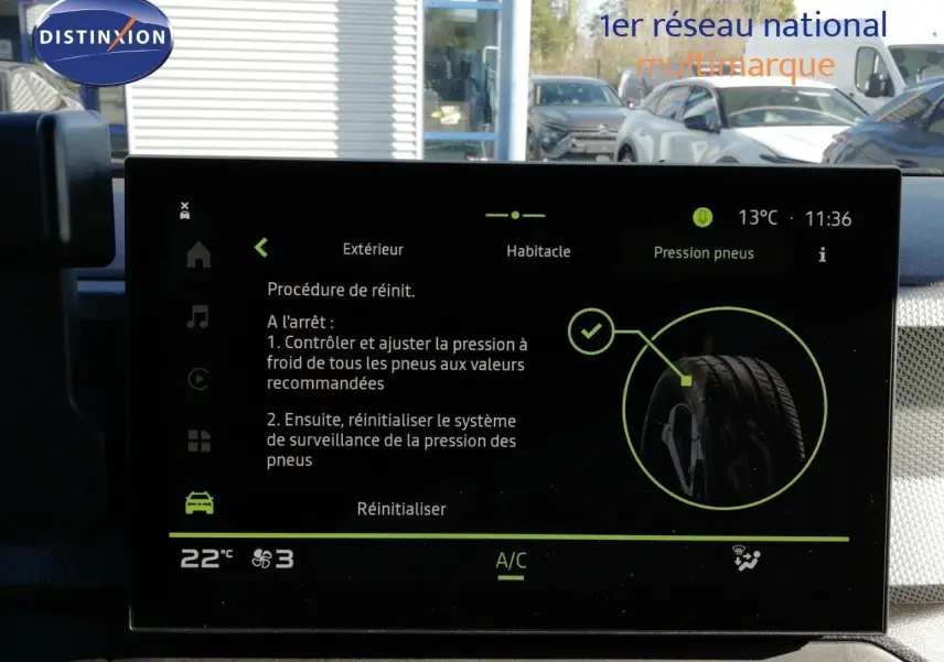 Vue intérieure du tableau de bord du Dacia Duster gris schiste métal 2026, avec écran tactile affichant la pression des pneus.