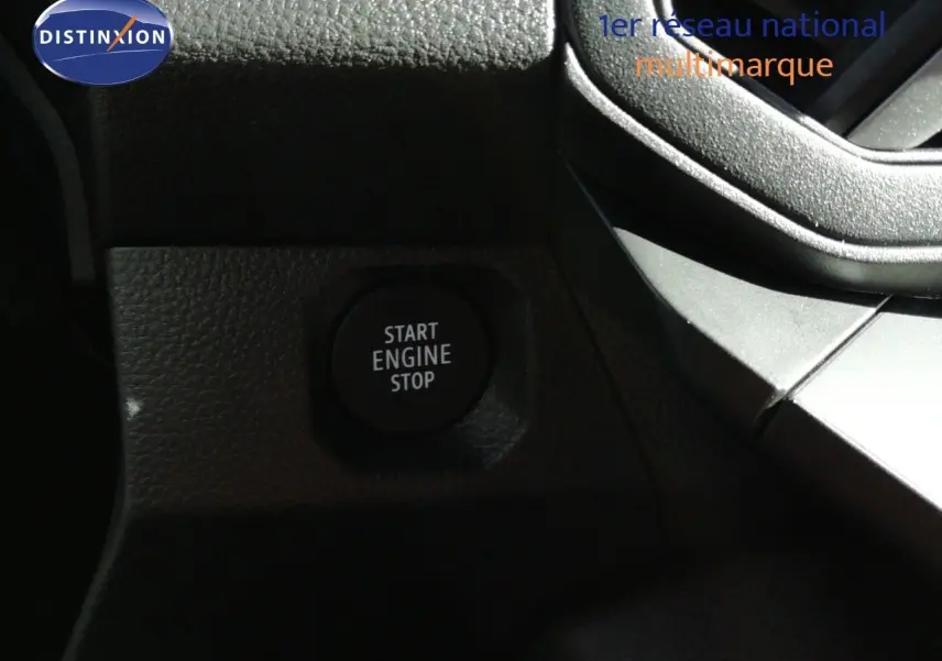 Gros plan sur le bouton Start Engine Stop dans l’habitacle du Dacia Duster gris schiste métal, côté conducteur.