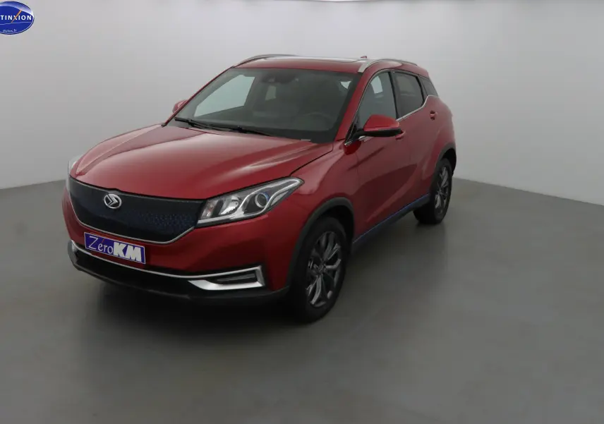 Vue 3/4 avant droite du SUV électrique SERES 3 rouge solaire métallisé avec calandre noire et jantes foncées.