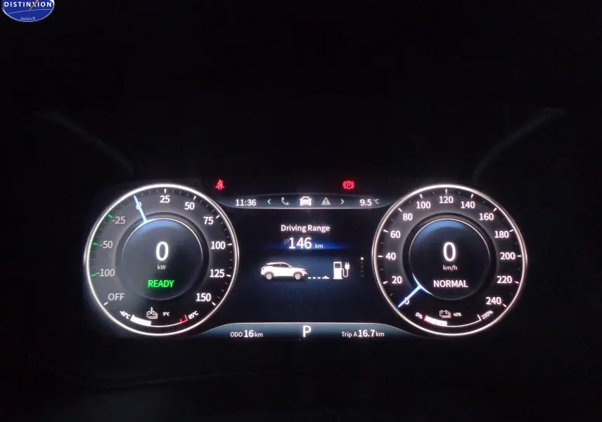 Tableau de bord numérique du SERES 3 rouge solaire, affichant autonomie de 146 km et vitesse à zéro, vue frontale.