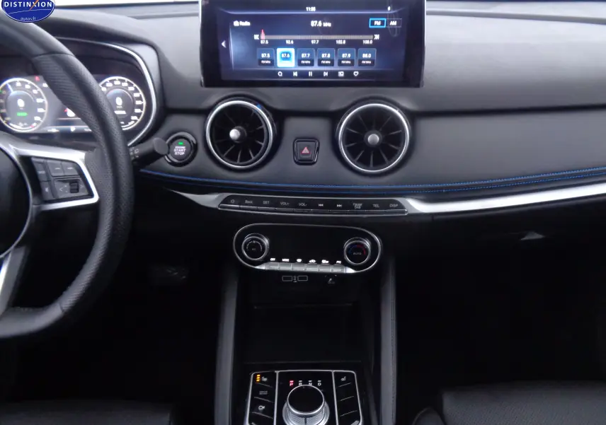 Vue intérieure du tableau de bord du SERES 3 électrique, avec écran tactile et commandes modernes en finition noire.