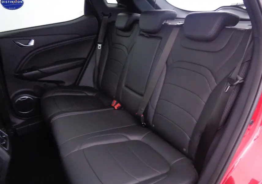 Vue intérieure côté droit des sièges arrière en cuir noir du SERES 3 rouge solaire metal, avec appuie-têtes et ceintures visibles.