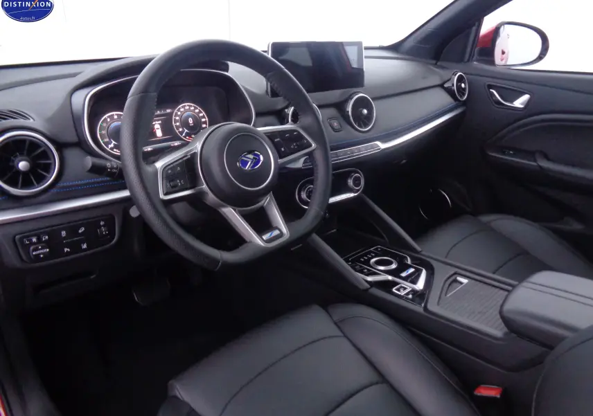 Intérieur noir cuir du SERES 3 vu côté conducteur, tableau de bord moderne avec écran tactile et volant multifonction.