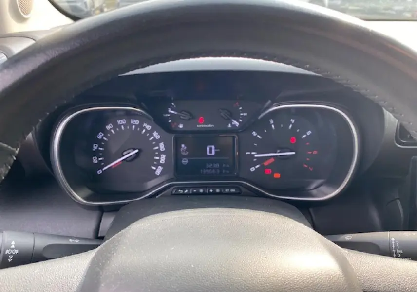 Vue rapprochée du tableau de bord et du volant noir du Citroën C3 Aircross 2019 avec affichage digital au centre.