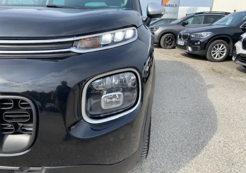 Gros plan sur l'avant droit noir du Citroën C3 Aircross 2019, mettant en valeur ses phares LED distinctifs.