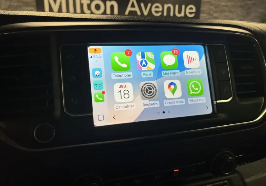 Écran tactile central du Citroën Jumpy blanc de 2019 affichant des applications de navigation et communication.