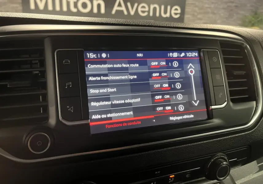 Écran tactile central du tableau de bord du Citroën Jumpy blanc 2019 affichant les réglages d’aides à la conduite