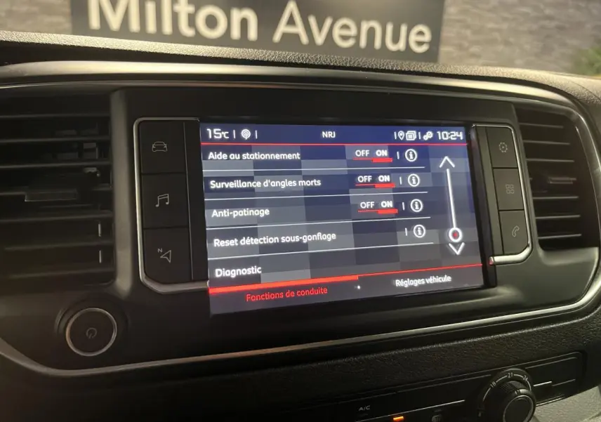 Écran tactile central du Citroën Jumpy blanc 2019 affichant les réglages d'aide à la conduite.