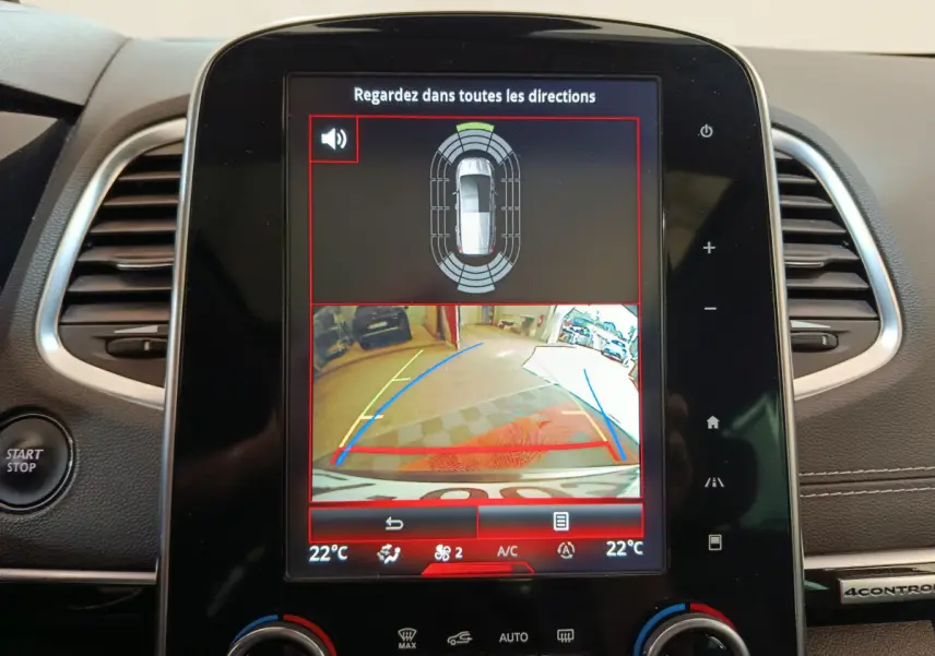 Écran tactile central du tableau de bord du Renault Espace noir 2018 montrant la caméra de recul et l'aide au stationnement.