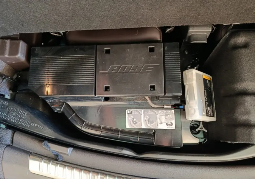Gros plan sur le caisson Bose noir intégré dans le coffre du Renault Espace Initiale Paris 2018.
