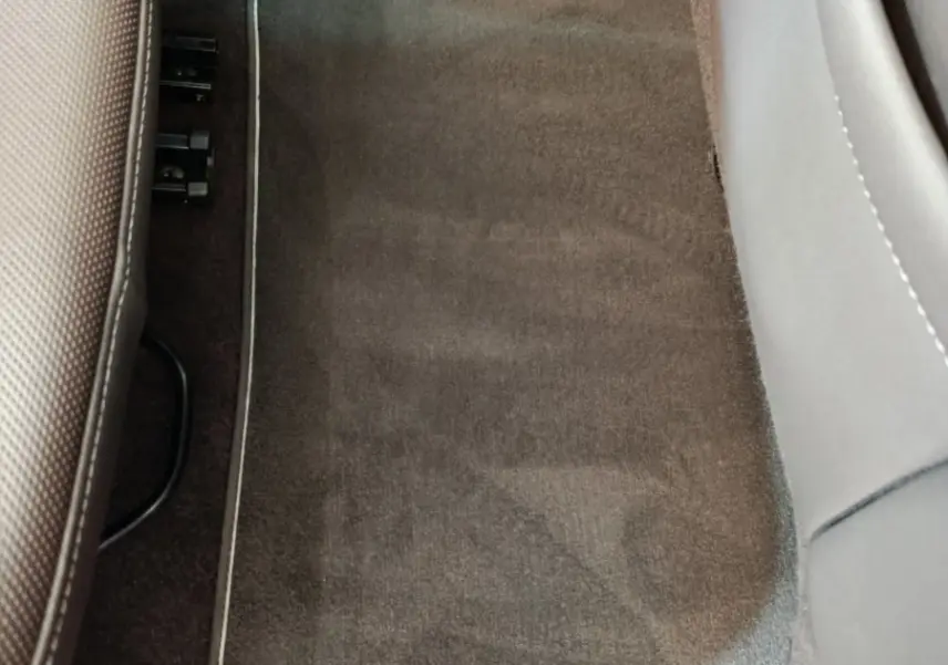 Détail du tapis de sol gris foncé côté passager arrière du Renault Espace Initiale Paris noir 2018.