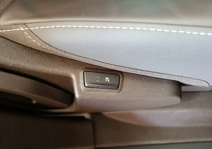 Bouton de réglage électrique sous siège en cuir noir avec surpiqûres blanches dans Renault Espace Initiale Paris 2018