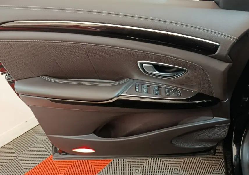 Porte intérieure côté gauche en cuir marron avec commandes électriques sur Renault Espace Initiale Paris 2018 noir
