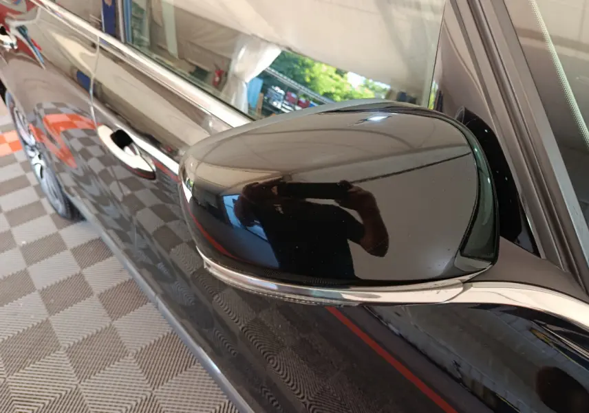 Rétroviseur côté droit noir brillant de la Renault Espace Initiale Paris 2018, avec poignée de porte et reflet visible.