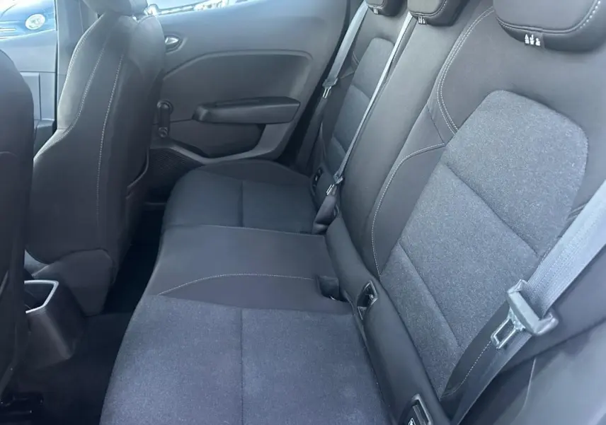 Vue latérale intérieure des sièges arrière en tissu gris foncé de la Renault Clio V TCe 90 Business 2022.