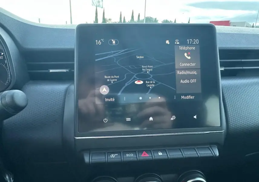 Écran tactile central affichant la navigation et commandes multimédia dans l'habitacle d'une Renault Clio gris foncé 2022.