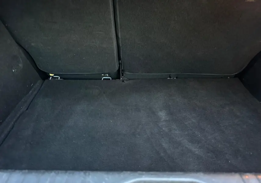 Coffre vide en vue intérieure arrière d'une Renault Clio gris foncé V TCe 90 - 21N Business 2022.