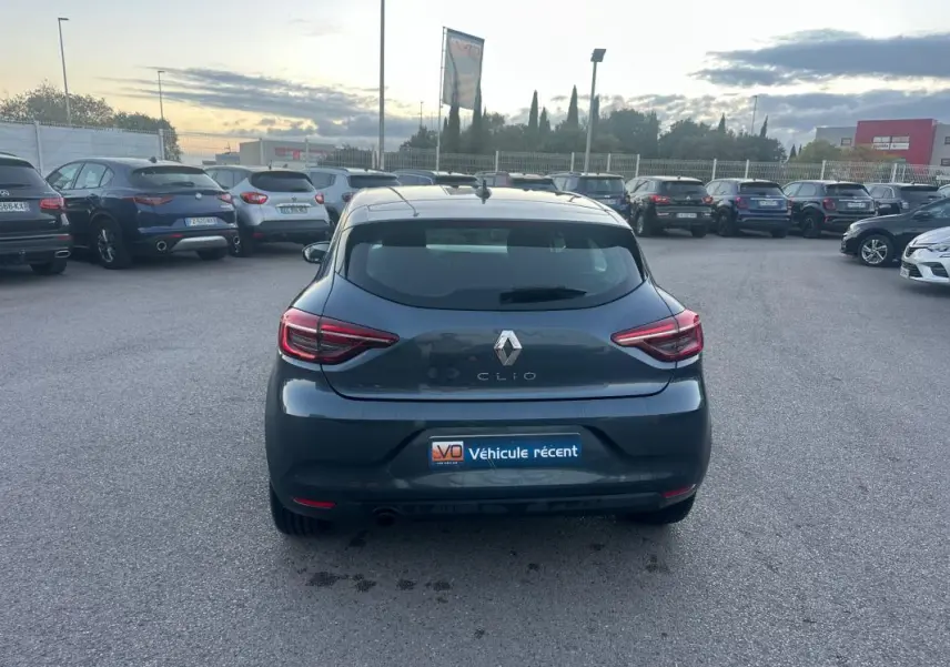 Vue arrière d'une Renault Clio gris foncé 2022 garée sur un parking avec plaque "Véhicule récent" visible.
