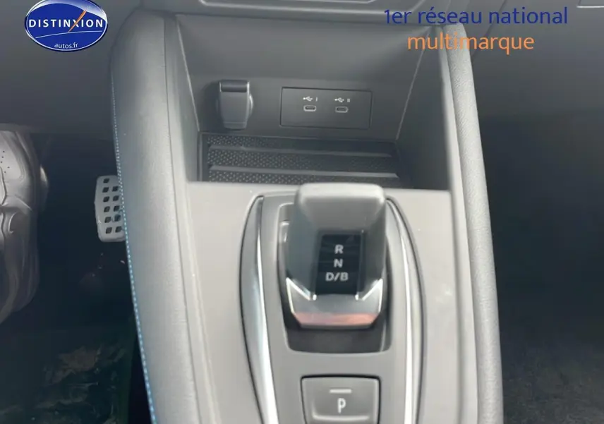 Vue rapprochée de la console centrale du Renault Captur gris cassiopée avec levier de vitesse automatique et ports USB.