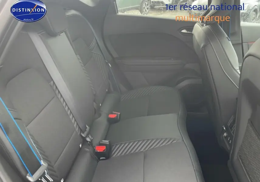 Vue intérieure côté droit de la banquette arrière noire avec surpiqûres bleues du Renault Captur 2025 esprit Alpine.