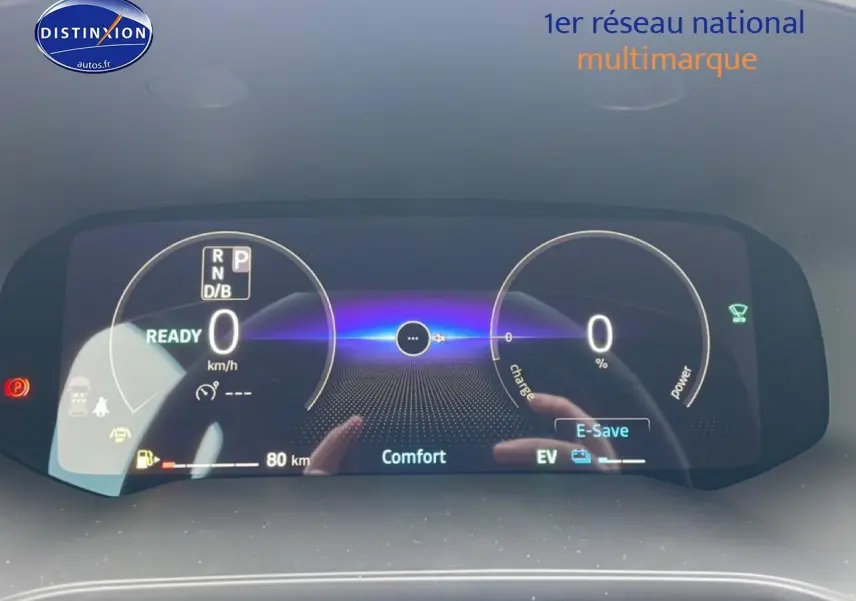 Tableau de bord numérique du Renault Captur gris cassiopée, affichage vitesse et mode confort en vue frontale.