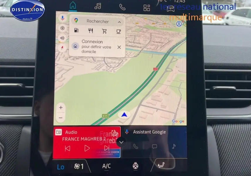 Vue intérieure sur l'écran tactile central du Renault Captur gris cassiopée, affichant la navigation GPS et l'interface multimédia.