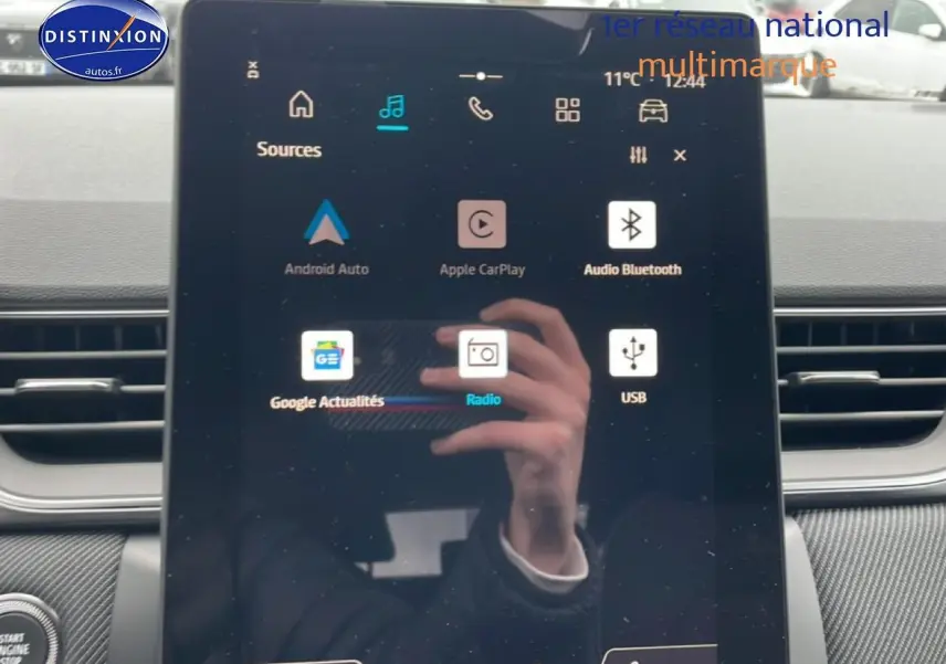 Écran tactile central du tableau de bord du Renault Captur 2025, avec interface multimédia affichée.