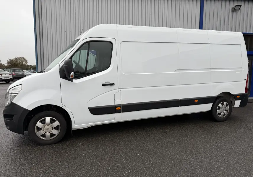Fourgon Nissan NV400 blanc vu de profil côté gauche, avec protections noires et jantes acier.