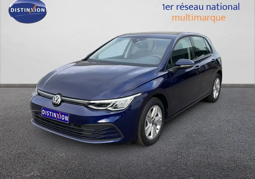Volkswagen Golf VIII bleu lapiz metal vue 3/4 avant droit avec phares LED et jantes alliage.