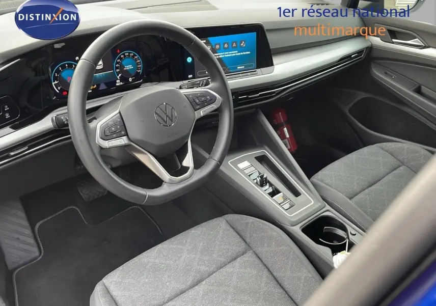Intérieur de Volkswagen Golf VIII 2023, vue côté conducteur sur tableau de bord numérique et volant multifonction gris.