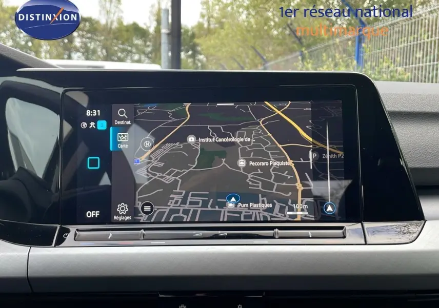 Écran tactile central affichant la navigation GPS dans l’habitacle d’une Volkswagen Golf VIII bleu lapiz metal.