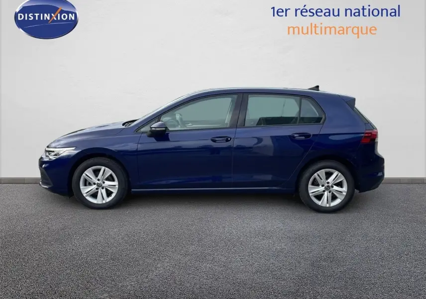 Profil droit d'une Volkswagen Golf VIII bleu lapiz metal 2023, compacte cinq portes au design moderne et épuré.